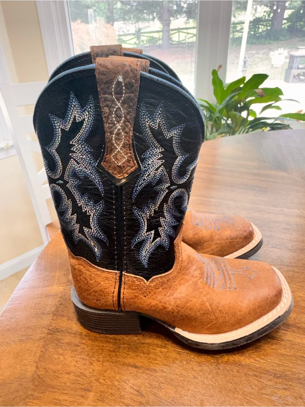 Ariat Tombstone Wide Square Toe Western Boot. Size boys or girls 8.5